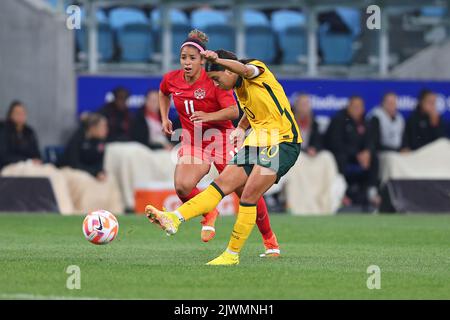 6.. September 2022; Allianz Stadium, Sydney, New South Wales, Australien; International Football Friendly, Australien gegen Kanada: Sam Kerr aus Australien trifft ein Tor, als Canadas Scott herausfordert Stockfoto