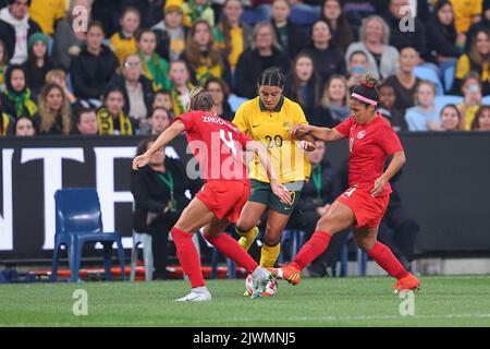 6.. September 2022; Allianz Stadium, Sydney, New South Wales, Australien; Internationaler Fußballfreund, Australien gegen Kanada: Sam Kerr aus Australien tritt gegen die kanadischen Verteidiger Scott und Zadorsky an Stockfoto