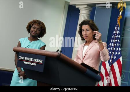 Washington, Usa. 27.. Mai 2013. DIE US-Handelsministerin Gina Raimondo und die Pressesprecherin des Weißen Hauses, Karine Jean-Pierre, sprechen am 6. September 2022 bei einer täglichen Pressekonferenz im Weißen Haus in Washington. Foto von Yuri Gripas/UPI Credit: UPI/Alamy Live News Stockfoto