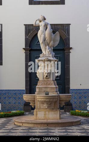 Brunnen und Statue im Innenhof des Rathauses von Funchal, Madeiora, Portugal Stockfoto
