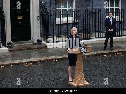 London, Großbritannien. 06. September 2022. Die neue britische Premierministerin Liz Truss hält am Dienstag, den 06. September 2022, ihre erste Rede in der Downing St, Nr. 10. Die neue Premierministerin übernimmt ihre Rolle, nachdem sie ihren Kandidaten Rishi Sunak besiegt hat. Foto von Hugo Philpott/UPI Credit: UPI/Alamy Live News Stockfoto
