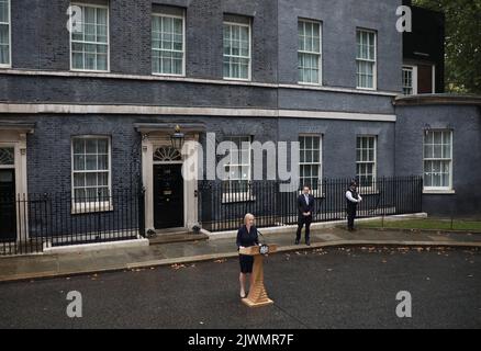 London, Großbritannien. 06. September 2022. Die neue britische Premierministerin Liz Truss hält am Dienstag, den 06. September 2022, ihre erste Rede in der Downing St, Nr. 10. Die neue Premierministerin übernimmt ihre Rolle, nachdem sie ihren Kandidaten Rishi Sunak besiegt hat. Foto von Hugo Philpott/UPI Credit: UPI/Alamy Live News Stockfoto