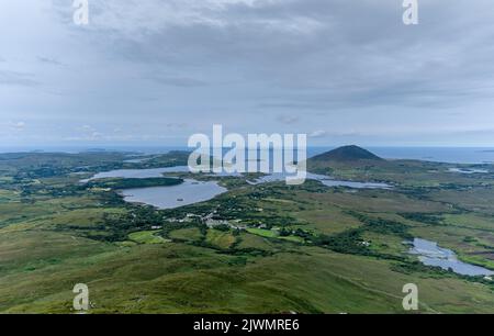 Landschaftsansicht der Renvyle Peninsula und des Ballinakill Harbour im Connemara Naitonal Park Stockfoto