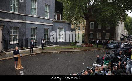 London, Großbritannien. 06. September 2022. Die neue britische Premierministerin Liz Truss hält am Dienstag, den 06. September 2022, ihre erste Rede in der Downing St, Nr. 10. Die neue Premierministerin übernimmt ihre Rolle, nachdem sie ihren Kandidaten Rishi Sunak besiegt hat. Foto von Hugo Philpott/UPI Credit: UPI/Alamy Live News Stockfoto