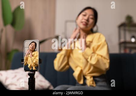 Japanische Lady Blogger Machen Video Tun Gesichtsmassage Zu Hause Stockfoto