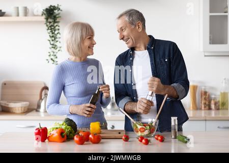 Schöne ältere Ehepartner machen gesundes Abendessen zusammen zu Hause Stockfoto