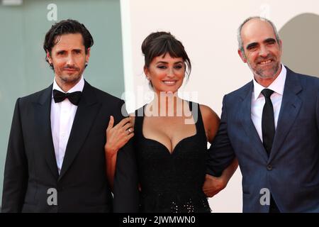 Italien, Lido di Venezia, 06. September 2022 : (L) Juan Diego Botto, Penelope Cruz und Luis Tosar besuchen den roten Teppich „en Los Margenes“ beim Internationalen Filmfestival von Venedig 79. am 06. September 2022 in Venedig, Italien. Foto © Ottavia Da Re/Sintesi/Alamy Live News Stockfoto