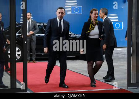 Brüssel, Belgien. 06. September 2022. Georgiens Premierminister Irakli Garibashvili wartet auf den Beginn einer Sitzung des Assoziationsrates EU-Georgien im Gebäude des Europäischen Rates in Brüssel, Belgien, am 6. September 2022. Kredit: ALEXANDROS MICHAILIDIS/Alamy Live Nachrichten Stockfoto