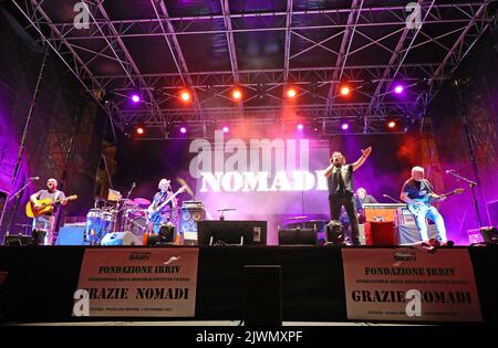 Vicenza, VI, Italien - 4. September 2022: Konzert der italienischen Band NOMADI und Banner der FONDAZIONE IRRIV Stockfoto