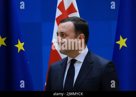 Brüssel, Belgien. 06. September 2022. Georgiens Premierminister Irakli Garibashvili wartet auf den Beginn einer Sitzung des Assoziationsrates EU-Georgien im Gebäude des Europäischen Rates in Brüssel, Belgien, am 6. September 2022. Kredit: ALEXANDROS MICHAILIDIS/Alamy Live Nachrichten Stockfoto