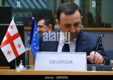 Brüssel, Belgien. 06. September 2022. Georgiens Premierminister Irakli Garibashvili wartet auf den Beginn einer Sitzung des Assoziationsrates EU-Georgien im Gebäude des Europäischen Rates in Brüssel, Belgien, am 6. September 2022. Kredit: ALEXANDROS MICHAILIDIS/Alamy Live Nachrichten Stockfoto