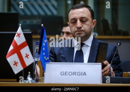 Brüssel, Belgien. 06. September 2022. Georgiens Premierminister Irakli Garibashvili wartet auf den Beginn einer Sitzung des Assoziationsrates EU-Georgien im Gebäude des Europäischen Rates in Brüssel, Belgien, am 6. September 2022. Kredit: ALEXANDROS MICHAILIDIS/Alamy Live Nachrichten Stockfoto