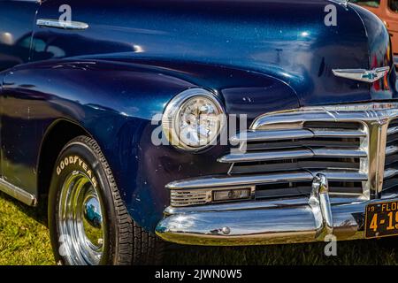 Daona Beach, FL - 24. November 2018: Nahaufnahme eines Chevrolet Series 2100 FK Fleetmaster Coupés aus dem Jahr 1948 auf einer lokalen Automobilausstellung in der Vorderecke. Stockfoto