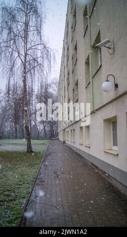 Schneefall im Spätherbst. Im Studentenwohnheim in Polen Stockfoto