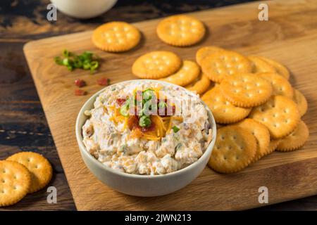 Hausgemachter cremiger Bacon Crack Dip-Vorspeise mit Mayo Stockfoto