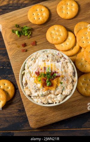 Hausgemachter cremiger Bacon Crack Dip-Vorspeise mit Mayo Stockfoto