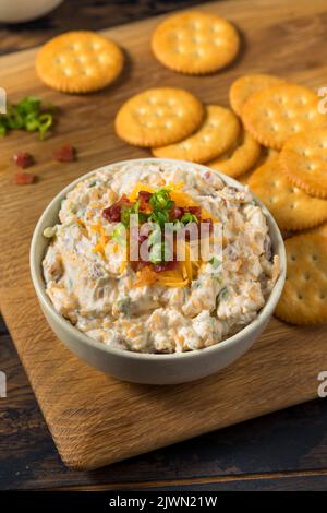 Hausgemachter cremiger Bacon Crack Dip-Vorspeise mit Mayo Stockfoto