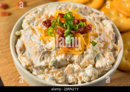 Hausgemachter cremiger Bacon Crack Dip-Vorspeise mit Mayo Stockfoto