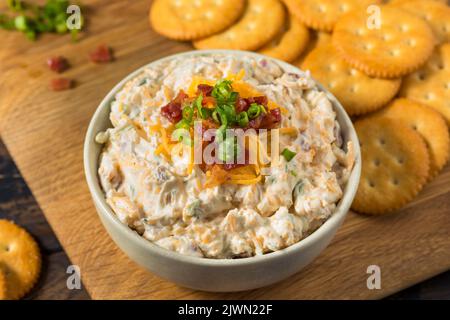 Hausgemachter cremiger Bacon Crack Dip-Vorspeise mit Mayo Stockfoto