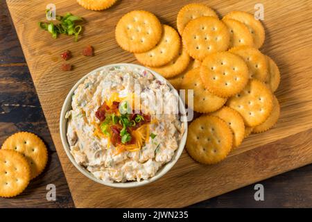 Hausgemachter cremiger Bacon Crack Dip-Vorspeise mit Mayo Stockfoto