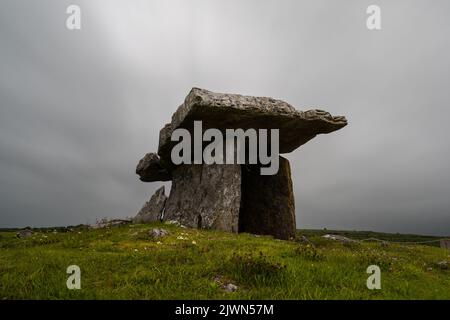 Eine Langzeitaufnahme der Poulnabrone Dolmen unter einem bewölkten Himmel in der Grafschaft Clare in Westirland Stockfoto