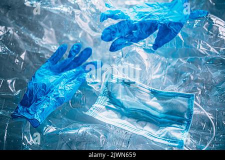Handschuhe mit Gesichtsmaske für die Entsorgung von pandemischen Abfällen mit Biogefährdung Stockfoto