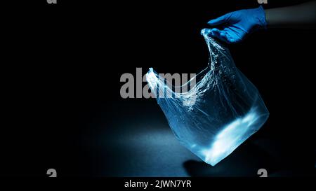 Abfallsammlung Plastik Verschmutzung Hand gebrauchte Tasche Stockfoto