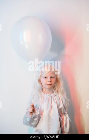 Geburtstag Kind Portrait blonde Mädchen weißen Ballon Stockfoto