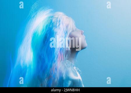 Surreal Kind Porträt Engel Mädchen fluoreszierende Haare Stockfoto