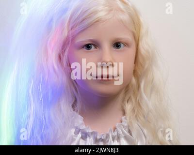 Fantasy Kind Neon Licht Porträt blonde Mädchen Gesicht Stockfoto