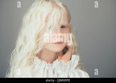 Sweet Kind Porträt natürliche Schönheit niedlich Albino Mädchen Stockfoto