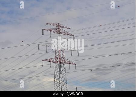 Stahlgittermast für die Aufhängung einer elektrischen Freileitung Stockfoto