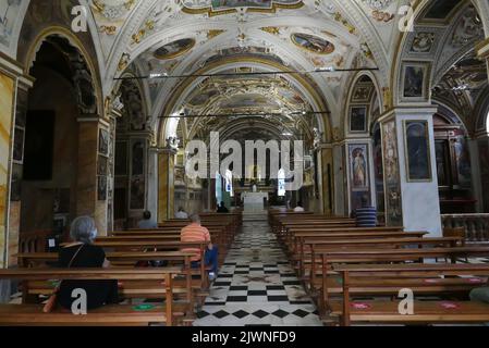 ORSELINA, SCHWEIZ - 6. JUNI 2021: Menschen im barocken Innenraum der Kirche Madonna del Sasso Stockfoto