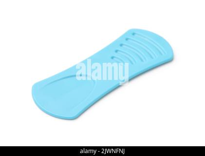 Kleiner blauer Einweg-Eislöffel aus Kunststoff, isoliert auf Weiß Stockfoto