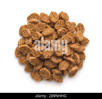 Blick von oben auf hausgemachte Roggenbrotcroutons isoliert auf weiß Stockfoto