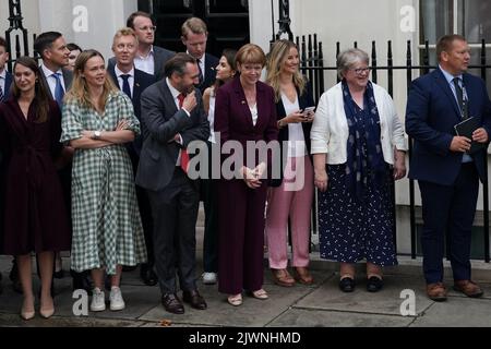 Die Arbeits- und Rentenministerin Therese Coffey (zweite rechts) und Wendy Morton (Mitte) warten auf die Ankunft der neuen Premierministerin Liz Truss in der Downing Street, London, nachdem sie sich mit Königin Elizabeth II getroffen und ihrer Einladung gefolgt war, Premierministerin zu werden und eine neue Regierung zu bilden. Bilddatum: Dienstag, 6. September 2022. Stockfoto