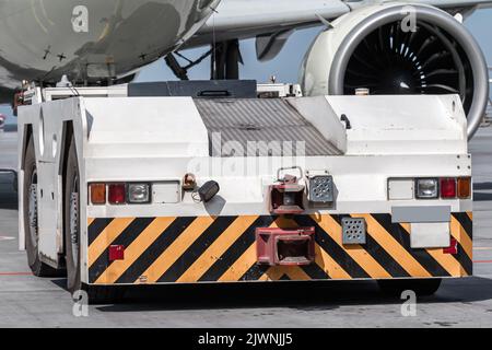 Nahaufnahme des Schleppers drückt auf den Beifahrer-Jetliner Stockfoto