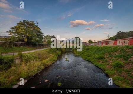 Industrie Teil der Stadt Usti nad Labem im Sommer heißen Sonnenuntergang Farbe Abend mit Bilina Fluss Stockfoto