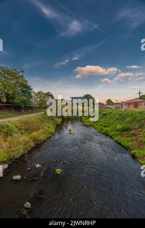 Industrie Teil der Stadt Usti nad Labem im Sommer heißen Sonnenuntergang Farbe Abend mit Bilina Fluss Stockfoto