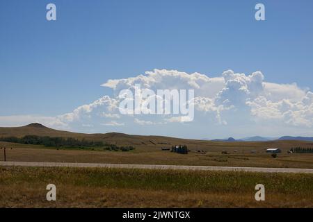 cumulus Wolken bilden sich über den Wüstenausläufern Stockfoto