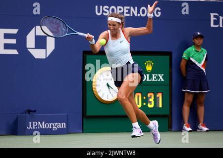 NEW YORK, NY - 5. SEPTEMBER: Victoria Azarenka während ihres vierten Spiels gegen Karolina Pliskova aus Tschechien beim US Open am 5. September 2022 im USTA Billie Jean King National Tennis Center in New York City. ( Credit: Adam Stoltman/Alamy Live News Stockfoto