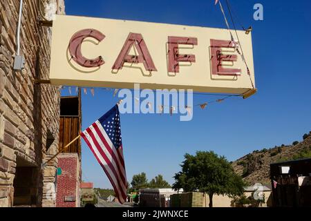 Die Stadt im mittleren westen mit einem alten Neon-CAFÉ-Schild Stockfoto