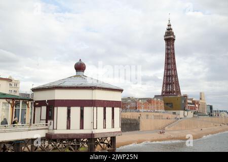 Blackpool North Pier Promenade direkt am Meer in England Stockfoto