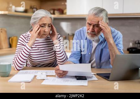 Gestresstes Senior-Paar, Das Zu Hause Finanzpapiere Und Planungsbudget Überprüft Stockfoto