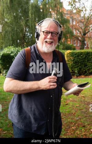 London, Großbritannien. 6. September 2022. Rowan Williams enthüllt die Statue zu Ehren von W. B. Yeats in Chiswick. Der irische Botschafter, Martin Fraser, ehemaliger Erzbischof von Canterbury, Rowan Williams, der Bürgermeister von Hounslow, Bishnu Gurung, der Bildhauer Conrad Shawcross RA, Rosi Prescott, stellvertretender Leutnant des Großraums London, P. Kevin Morris, St. Michael and All Angels Church, Ein Vertreter des buddhistischen Vihara und der Schauspieler Ciaran Hinds waren alle dort. Kredit: Peter Hogan/Alamy Live Nachrichten Stockfoto