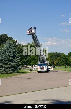 Feuerwehrleute führen Übungsübungen mit Ausrüstung durch Stockfoto