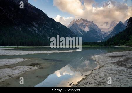 Der Durrensee in den Dolomiten in Südtirol Stockfoto