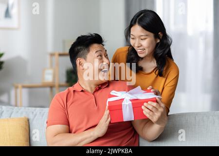 Hübsche koreanische Dame feiert Geburtstag mit ihrem Liebhaber Stockfoto