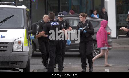 Newquay, Cornwall, Großbritannien. 06. September 2022. Eine umstrittene Spit-Maske, die auf einer Person verwendet wird, die von Polizisten aus Devon und Cornwall auf der Polizeistation Newquay festgenommen wurde. Der Vorfall ereignete sich um 16:06 Uhr an der vielbefahrenen Kreuzung von Oakleigh Terrace und Cliff Road Newquay. Die Person wurde von sechs Beamten an die Straße geklemmt und daraufhin in einen Polizeiwagen gehoben. Die Polizei von Devon und Cornwall benutzte letztes Jahr zweimal Spuhhauben oder Beißschutz bei Kindern unter elf Jahren. Kredit: Robert Taylor/Alamy Live Nachrichten Stockfoto