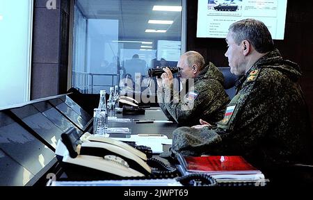 Der russische Präsident Wladimir Putin (L) und Valery Gerasimov, der Chef des russischen Generalstabs, beaufsichtigen am Dienstag, dem 6. September 2022, die militärischen Übungen „Wostok-2022“ auf dem Trainingsgelände Sergeevskyi vor der Stadt Ussurijsk im Fernen Osten Russlands. Die Militärübungen von Wostok 2022, an denen mehrere kremlfreundliche Länder einschließlich China beteiligt sind, finden vom 1-7. Bis 21. September auf mehreren Trainingsplätzen im Fernen Osten Russlands und in den Gewässern vor ihm statt. Mehr als 50.000 Soldaten und mehr als 5.000 Einheiten militärischer Ausrüstung, darunter 140 Flugzeuge und 60 Schiffe, sind beteiligt Stockfoto